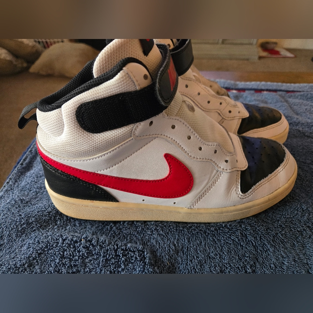 Nike Court Borough Boy Size 7y Black and Red